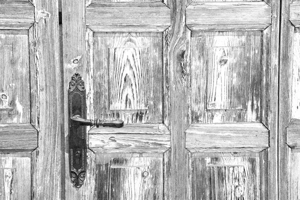 Старая старинная коричневая дверь и ржавый замок. — стоковое фото