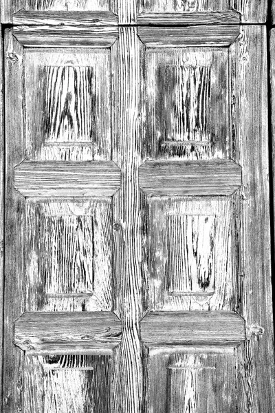 Grain texture of a brown antique wooden old door in italy   euro — Stock Photo, Image