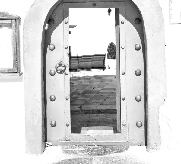 Blanco rojo marrón puerta en antiguo pueblo santorini griego europ — Foto de Stock