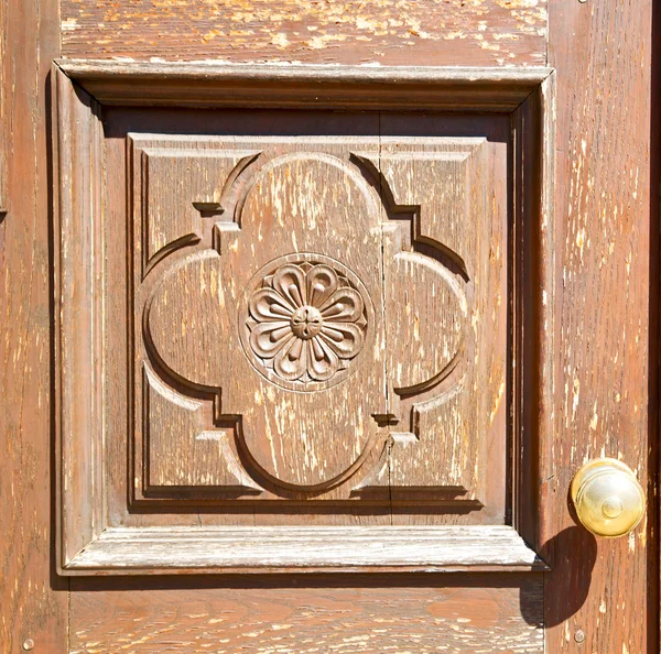 Puerta tradicional en madera antigua italia y tradicional t — Foto de Stock