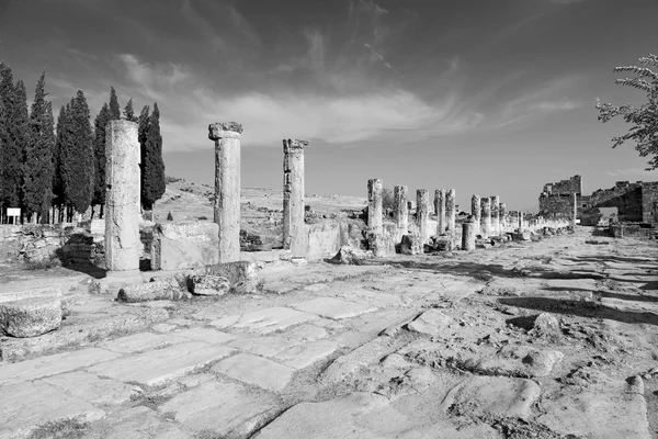 Anatolië pamukkale oude constructie in Azië Turkije de colum — Stockfoto