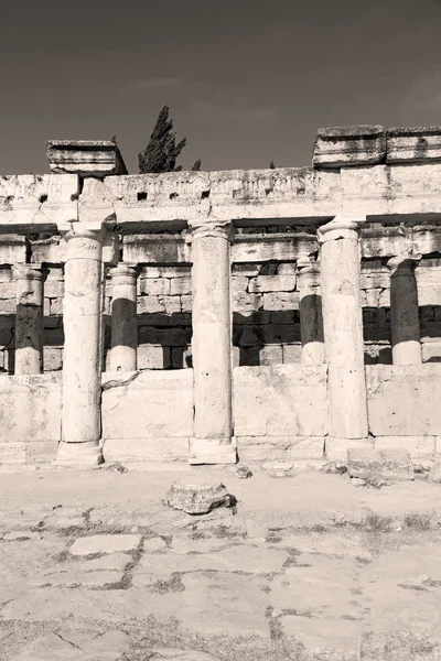 Och den romerska templet historia pamukkale gamla konstrueras i — Stockfoto