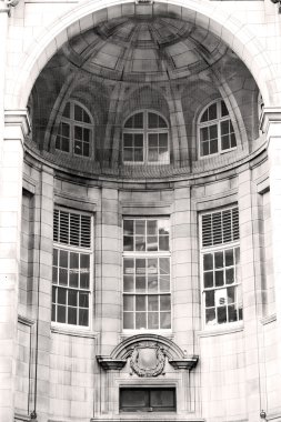 Londra 'daki eski Windon Duvarı tuğlayla ve camla kapladı 