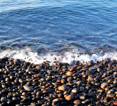 kıyı şeridi gündoğumu ve hafif okyanus beyaz gökyüzü taş