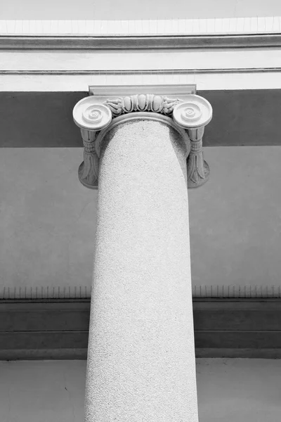 Ancienne colonne abstraite dans le pays d'Europe italie et marbre — Photo