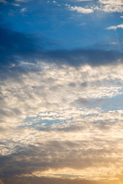 kırmızı mavi turuncu renkte gökyüzü ve gündoğumu 