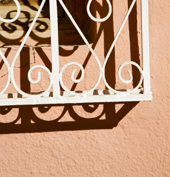 Fenster in Marokko-Afrika und alte Mauerziegel — Stockfoto