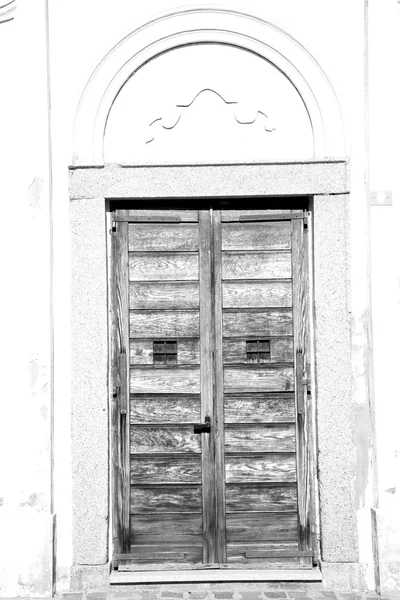 Puerta vieja en italia madera antigua antigua y textura tradicional — Foto de Stock