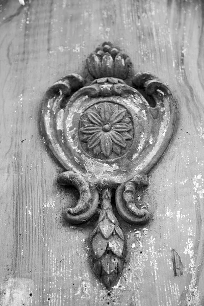 Porte traditionnelle en bois ancien d'Italie et t traditionnel — Photo