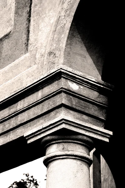 Абстрактная старая колонна в стране Европы Италия и мрамор — стоковое фото