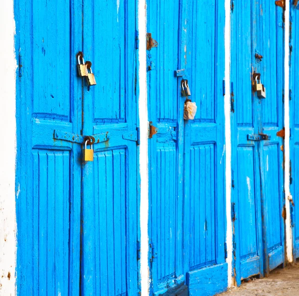 In africa morocco  old harbor wood   door and the blue sky — Stock Photo, Image