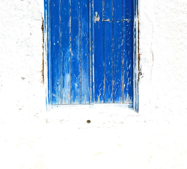 Puerta azul en pueblo antiguo santorini griego europa y whit — Foto de Stock