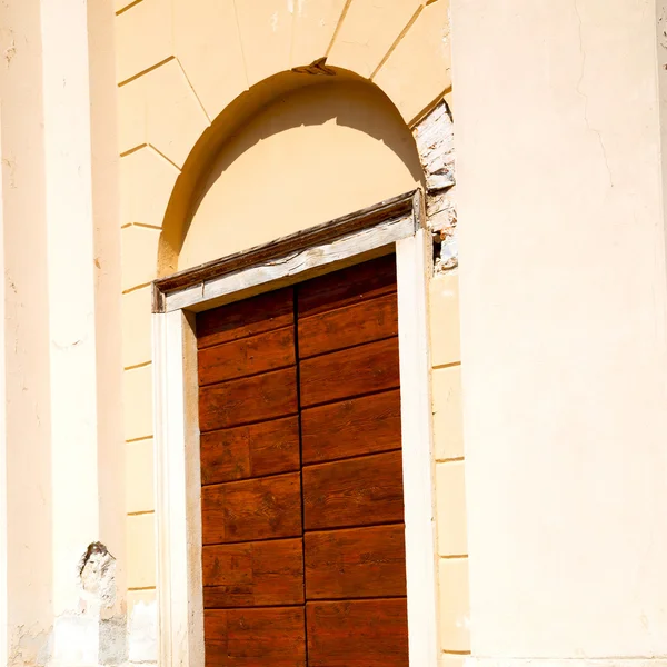 Porta a muro in italia terra europa architettura e legno gli storici — Foto Stock