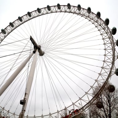 Bahar gökyüzünde ve beyaz bulutlarda Londra 'nın gözü