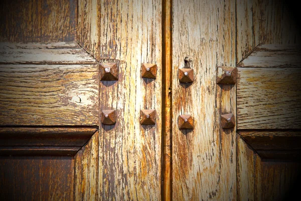 Abstract texture of a brown antique wooden old door in italy   e — Stock Photo, Image