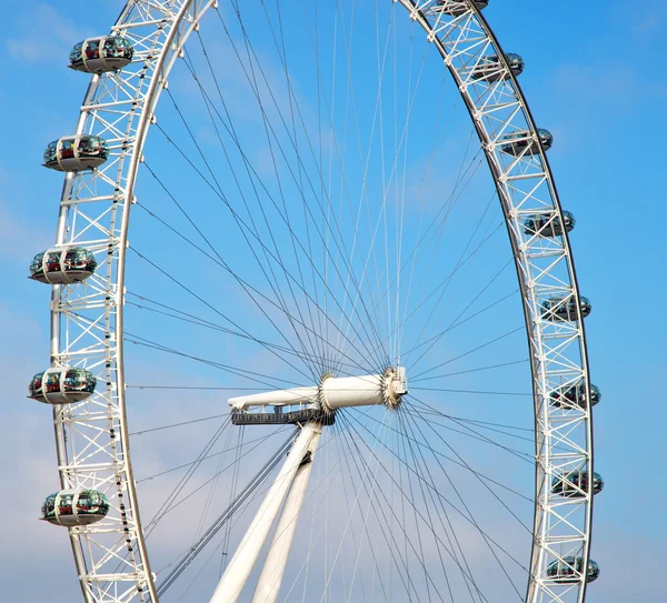 London eye in the spring sky and white clouds — Stock Photo, Image