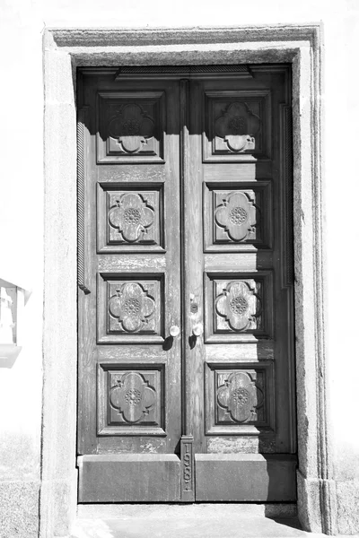 Porta velha em itália terra arquitetura europa e madeira o histórico — Fotografia de Stock