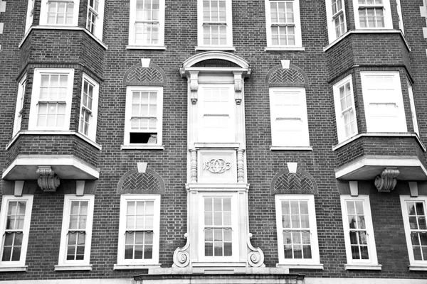 Fenster in Europa London alte rote Backsteinmauer und historische — Stockfoto