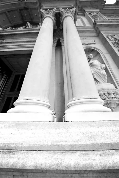 Ancienne colonne abstraite dans le pays d'Europe italie et marbre — Photo