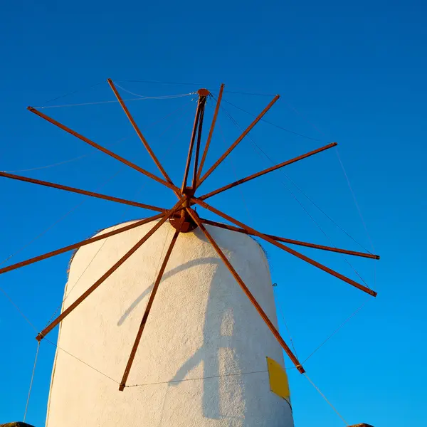 Gamle møller på santorini greece europe og himmelen – stockfoto