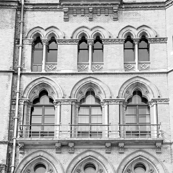 Antigua arquitectura mural en Londres ventanas inglesas y exteriores de ladrillo —  Fotos de Stock