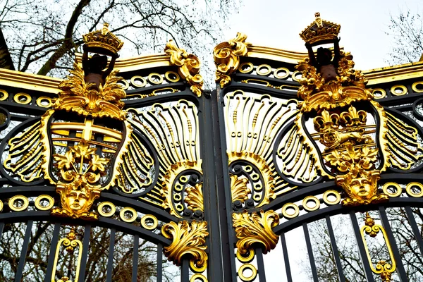 En Londres la antigua puerta de metal palacio real — Foto de Stock