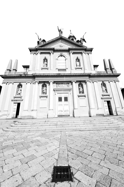 Arquitetura antiga medieval em itália europa milan religião a — Fotografia de Stock