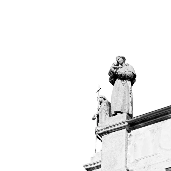 Monumento estatua en la antigua construcción histórica italia europe mil —  Fotos de Stock