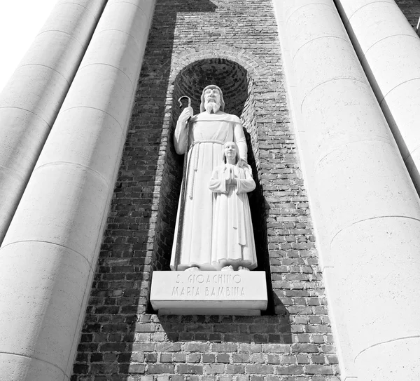 Statue monument dans la vieille construction historique italie europe mil — Photo