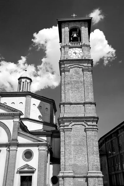 モニュメント時計台イタリアのヨーロッパの古い石や鐘 — ストック写真