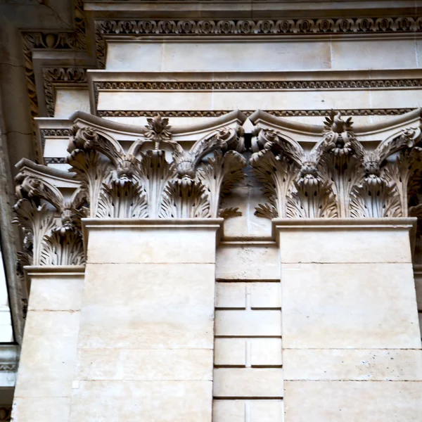Historiska marmor och staty i gamla staden london england — Stockfoto