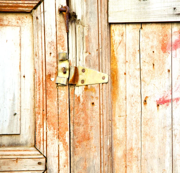 Marrón morocco en África la vieja fachada de madera casa y saf oxidado — Foto de Stock