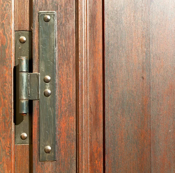 Stare drewniane drzwi i ancien ZAMKNIĘTA — Zdjęcie stockowe