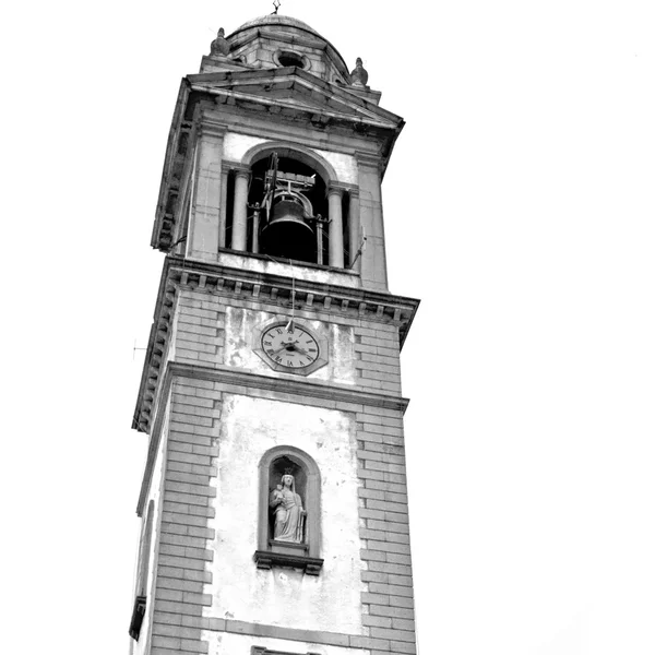 Torre de edifício antigo em pedra e sino — Fotografia de Stock