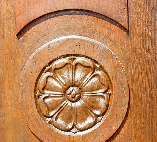 Na europa itália textura em casa de uma porta de madeira e incisão — Fotografia de Stock