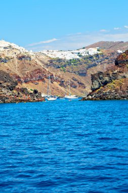bir santorini Adası evinden ve gökyüzü kayalar