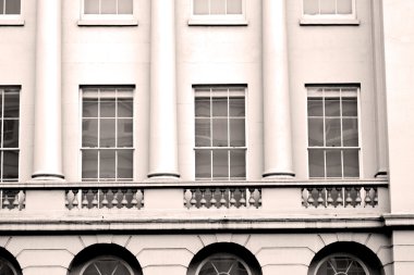 Londra 'daki eski Windon Duvarı tuğlayla ve camla kapladı 