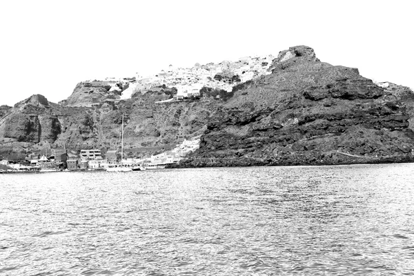 Vanaf een boot in Europa Griekenland santorini eiland huis en rotsen — Stockfoto