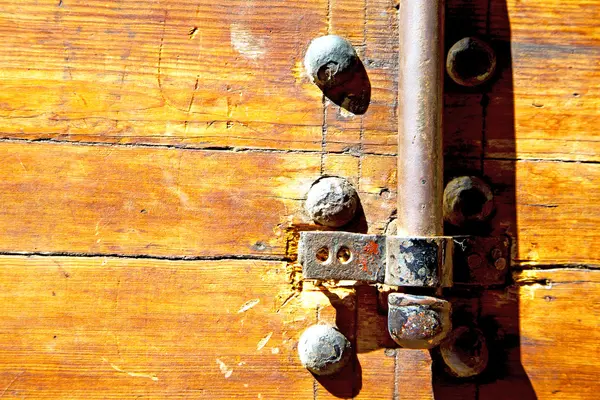 Enferrujado na áfrica a velha fachada de madeira casa e — Fotografia de Stock