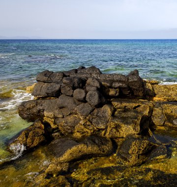 Lanzarote köpük kıyı şeridi İspanya gölet taş taş gökyüzü bulut b