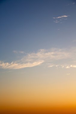 kırmızı mavi bulut ve turuncu renk