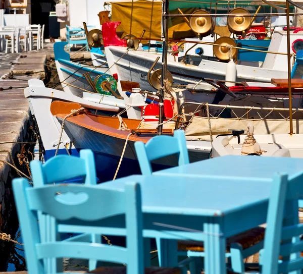 Стол в Санторини и старый ресторанный стул — стоковое фото