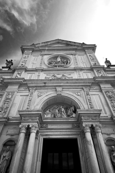 Arquitectura antigua columna en italia europa milan religion y —  Fotos de Stock