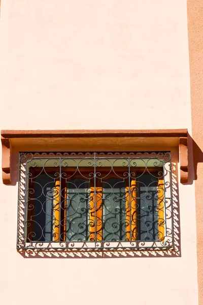 Fenêtre en Afrique marocaine et construction ancienne wal brique histori — Photo