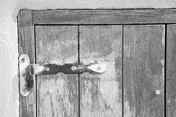 In der alten Wand ein aufklappbares Fenster blaues Holz und rostiges Metall — Stockfoto