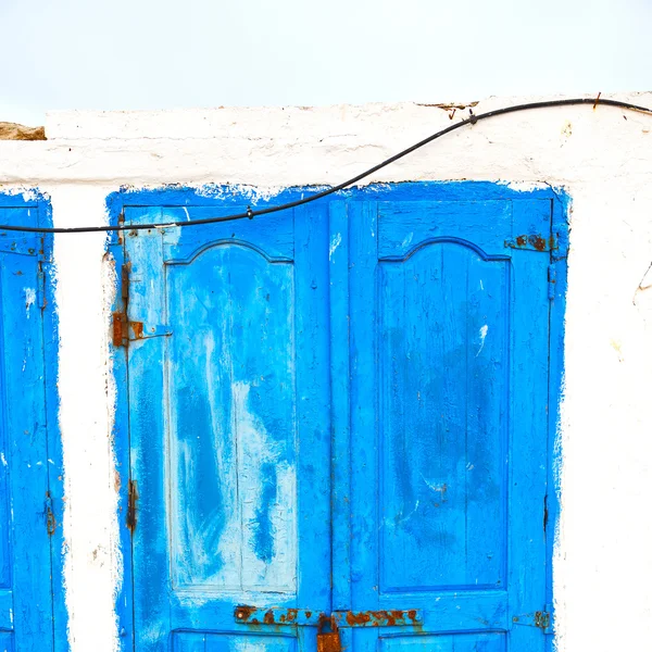 Na áfrica morocco velho porto porta de madeira e o céu azul — Fotografia de Stock