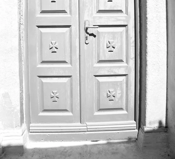 Bianco rosso marrone porta in antico villaggio santorini greece europ — Foto Stock