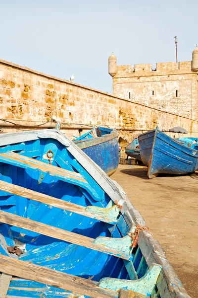 Bateau et mer dans un ciel de briques brunes — Photo