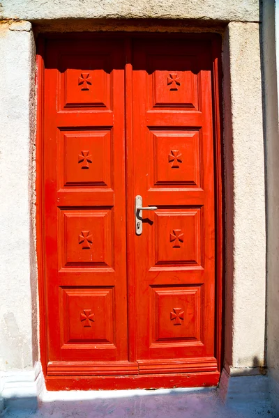 Branco porta marrom vermelho na antiga aldeia santorini grécia — Fotografia de Stock