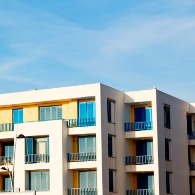 Fas Afrika eski yapılar ve kahverengi duvar c mavi pencere